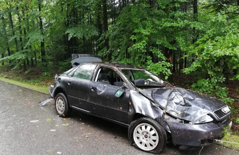 Tragiczny wypadek w Trześni. 23-letni kierowca dachował. Zmarł w szpitalu