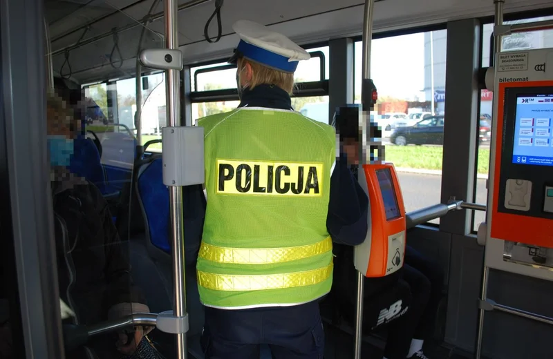 Wzmożone kontrole Policji w sklepach, urzędach i autobusach MPK