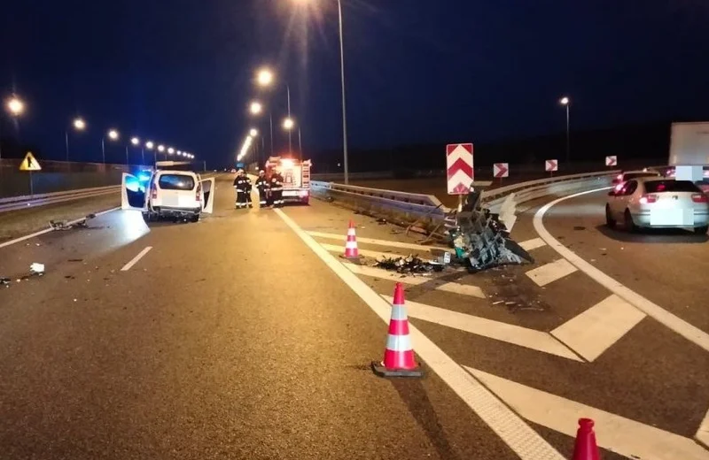 Nocny wypadek na A4. Citroen uderzył w bariery