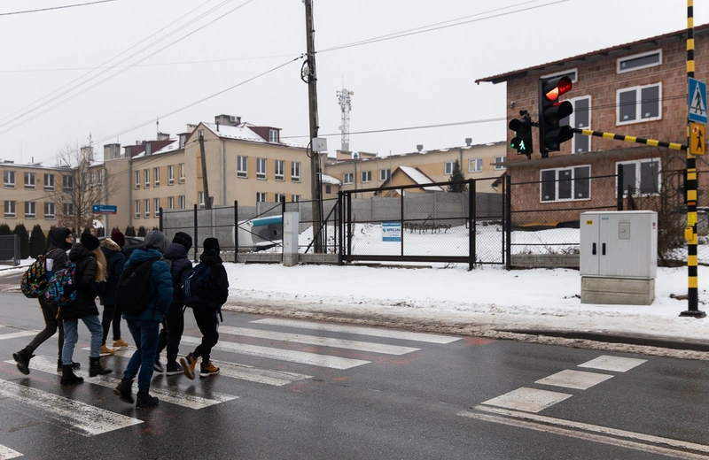 Nowa sygnalizacja świetlna przy szkole na os. Przybyszówka