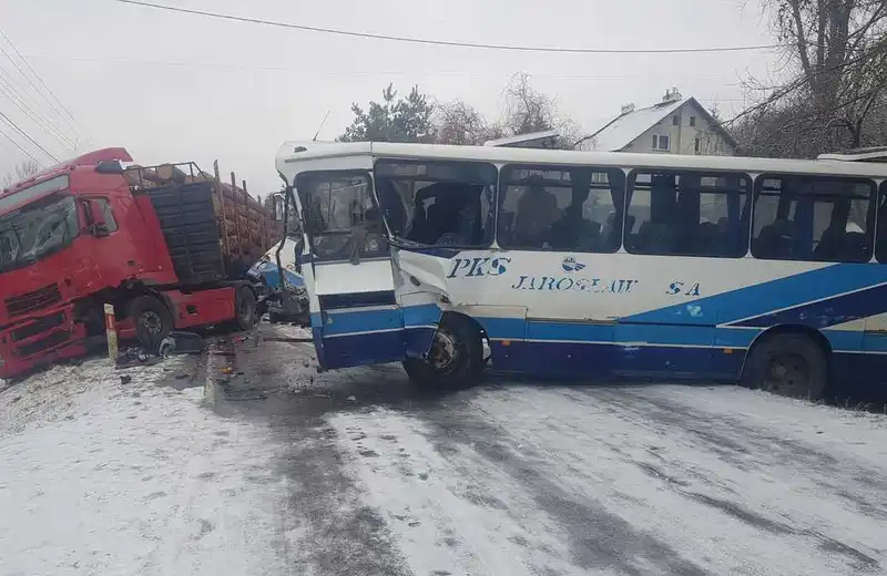 Zderzenie autobusu z ciężarówką w Manasterzu. 2 osoby ranne 