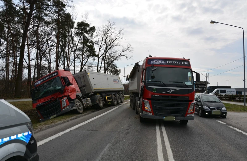 Zderzenie dwóch ciężarówek i busa na DK9 w Nowej Dębie