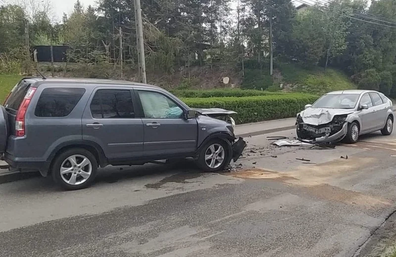 Czołowe zderzenie w Kraczkowej. Trzy osoby ranne 