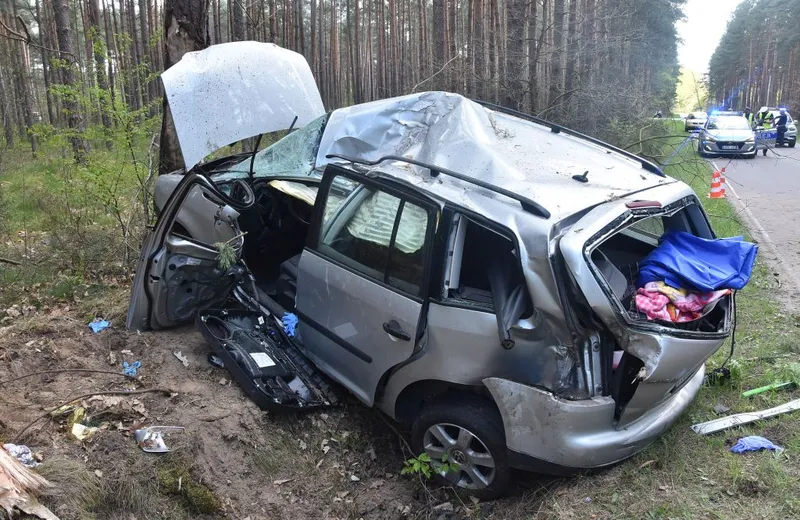 Śmiertelny wypadek w Radawie. 20-letni kierowca uderzył w drzewo