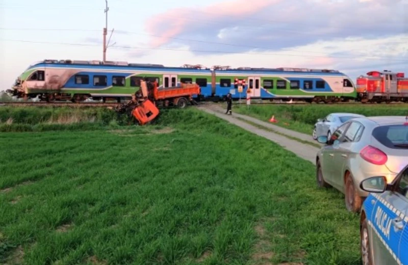 Tragiczny wypadek na przejeździe kolejowym w Tryńczy. Pociąg uderzył w ciężarówkę