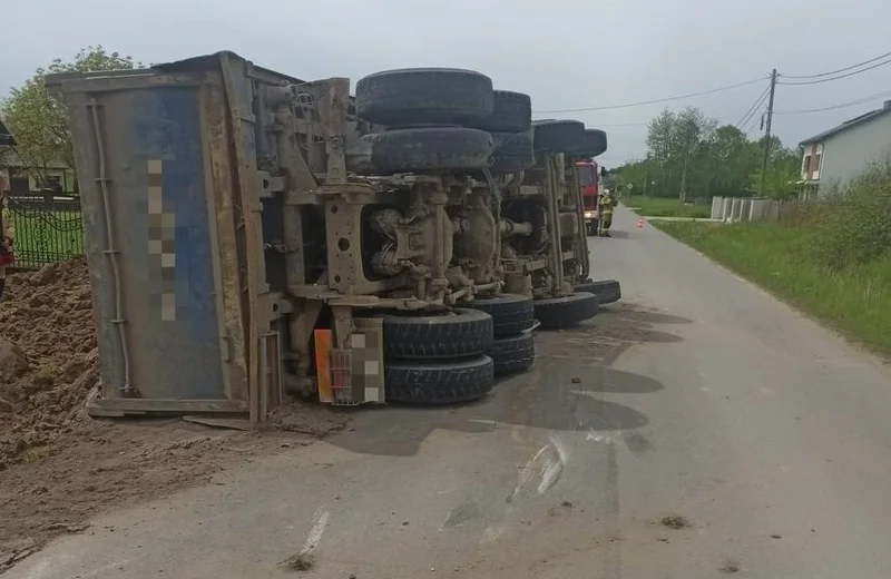 Pijany kierowca przewrócił ciężarówkę i uciekł z miejsca zdarzenia