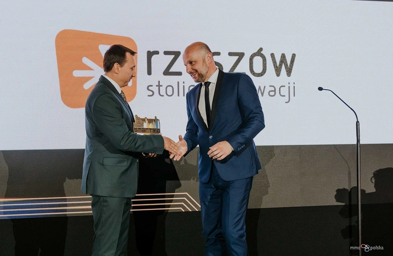 Prezydent Konrad Fijołek uhonorowany tytułem człowieka roku w konkursie Smart City Awards