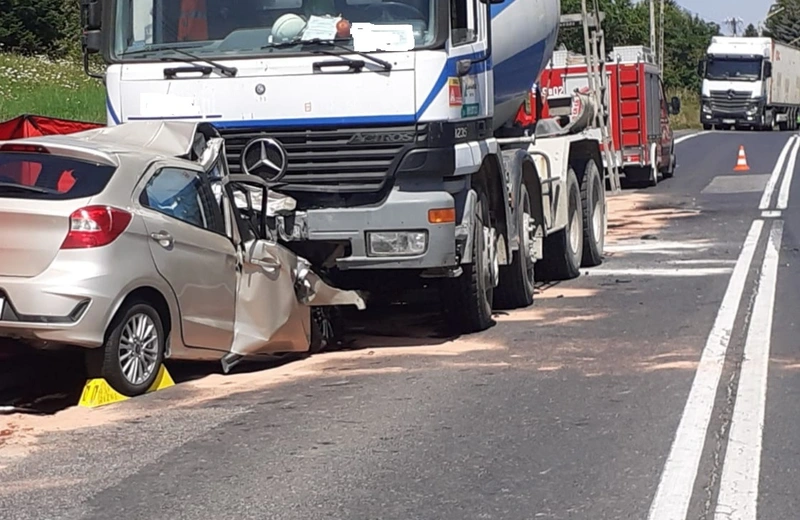 Zderzenie osobówki z betoniarką w Babicy. Nie żyje 1 osoba