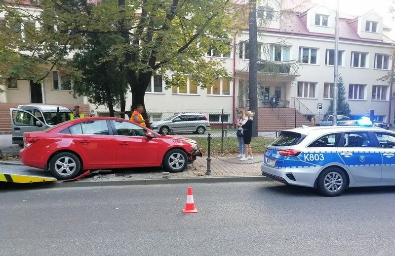 Wjechała w pieszych na chodniku. Prawdopodobnie zasnęła za kierownicą