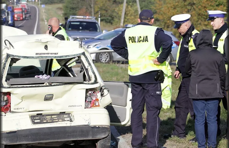 Zderzenie ciężarówki z seatem na DK9 w Chmielowie. 3 osoby trafiły do szpitala