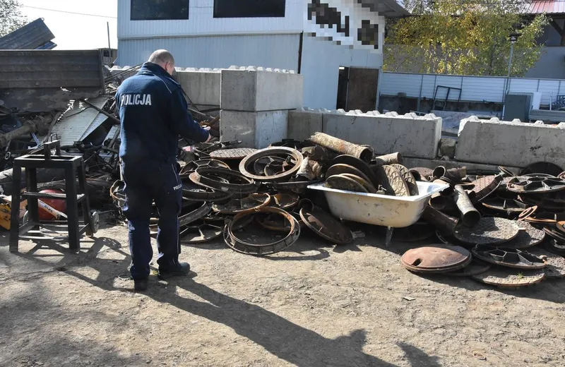 30-latek kradł pokrywy studzienek kanalizacyjnych i sprzedawał na złom