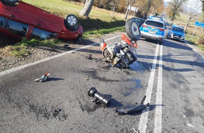 Wypadek w Samoklęskach. Traktor rozpadł się na dwie części, 3 osoby ranne