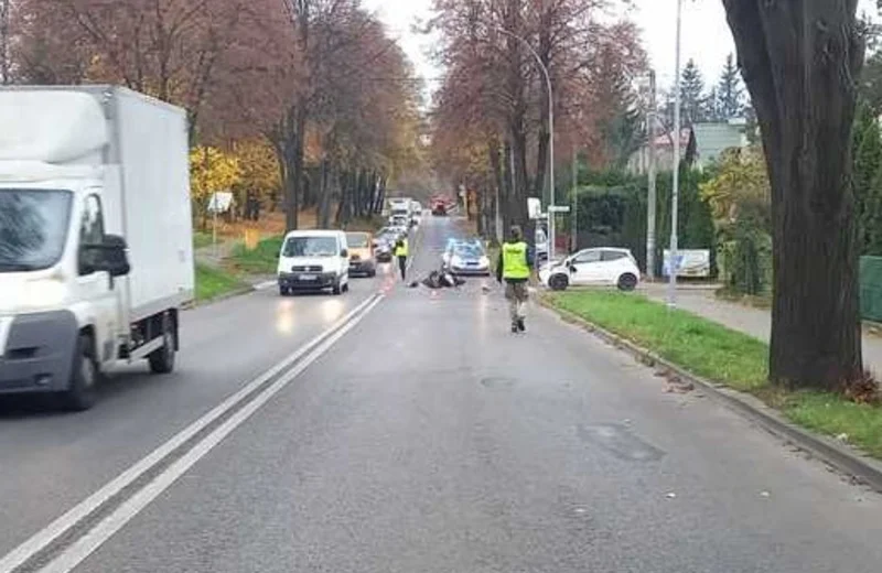 Zderzenie osobówki z motocyklem w Łańcucie. 2 osoby trafiły do szpitala