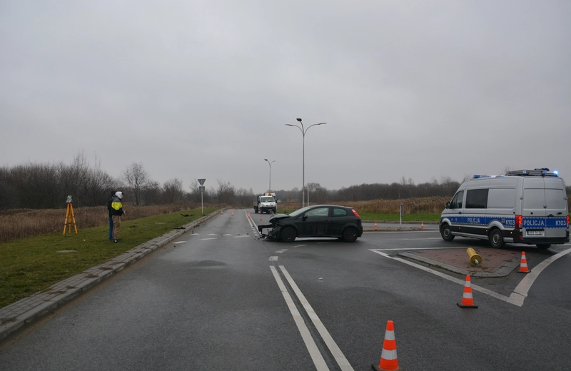 Zderzenie dwóch samochodów na ul. Ludwika Chmury