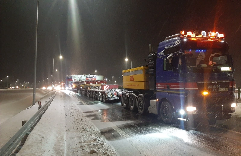 Kolejny transport części maszyny TBM na plac budowy w Babicy [TRASA I UTRUDNIENIA]