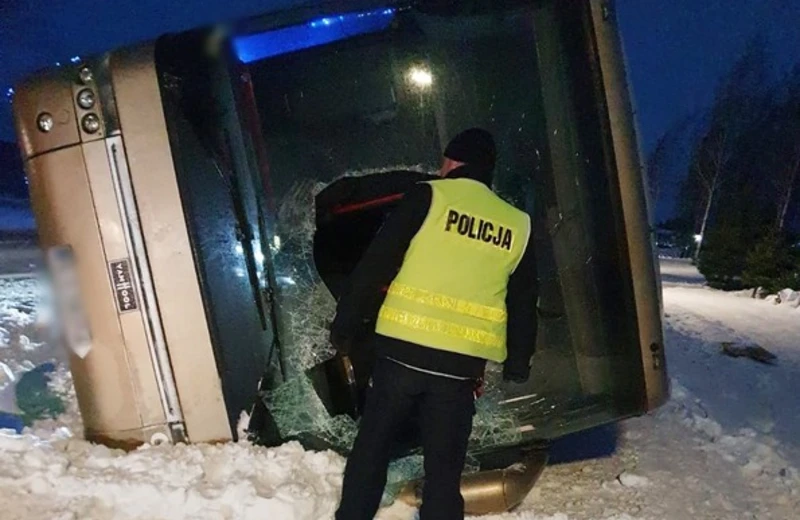 Silny wiatr przewrócił autobus. Jedna osoba ranna