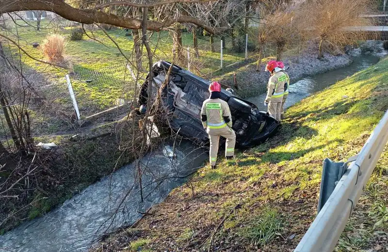 Wjechała samochodem do rowu, ranna trafiła do szpitala