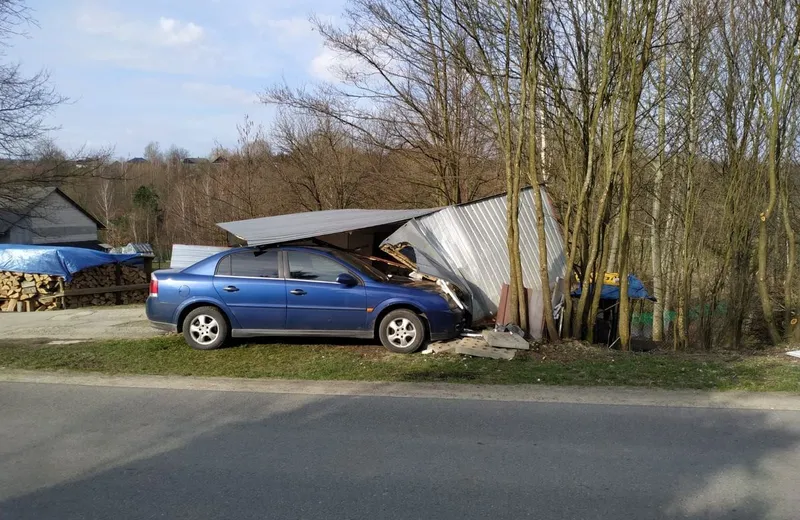 Źle się poczuł i uderzył autem w metalowy garaż. Trafił do szpitala