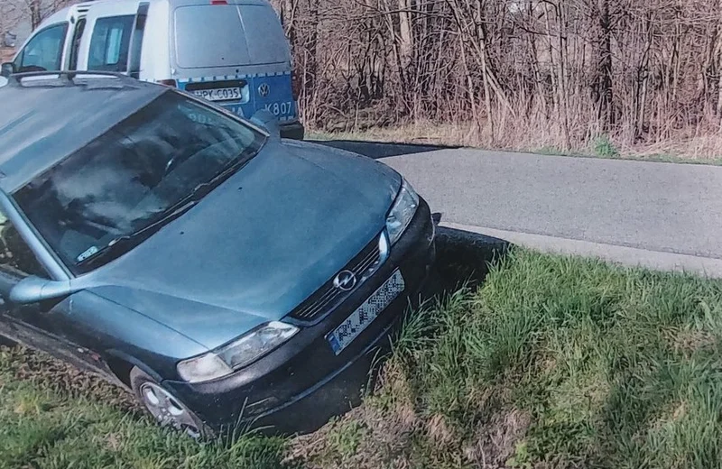 63-letni kierowca miał 7 promili! Jazdę oplem zakończył w rowie