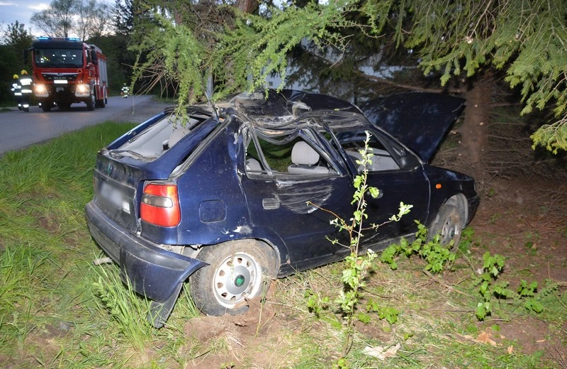 22-latek uderzył skodą w drzewo. Interweniował śmigłowiec LPR