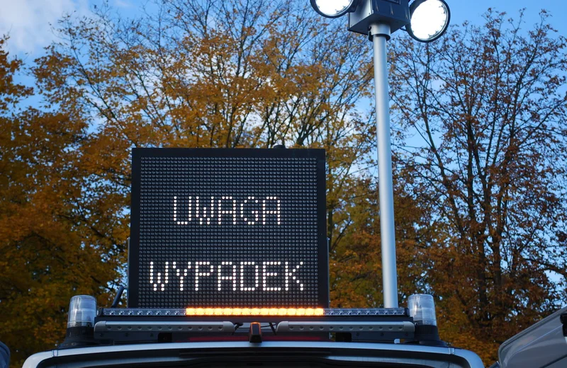 Samochód dostawczy wywrócił się na autostradzie A4 w Trzebownisku. Dwie kobiety w szpitalu 