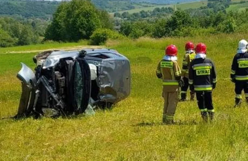 Straciła panowanie nad autem i wjechała do rowu. 58-latka trafiła do szpitala