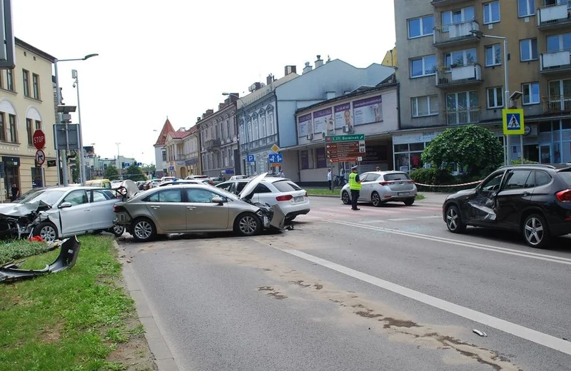 Zderzenie czterech samochodów w centrum Rzeszowa. Dwie osoby ranne