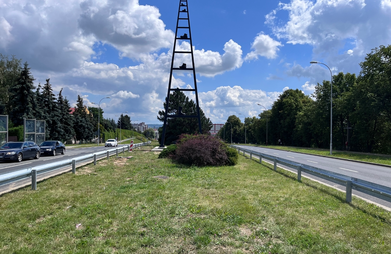 Gigantyczny pomnik na ul. Krakowskiej już stoi