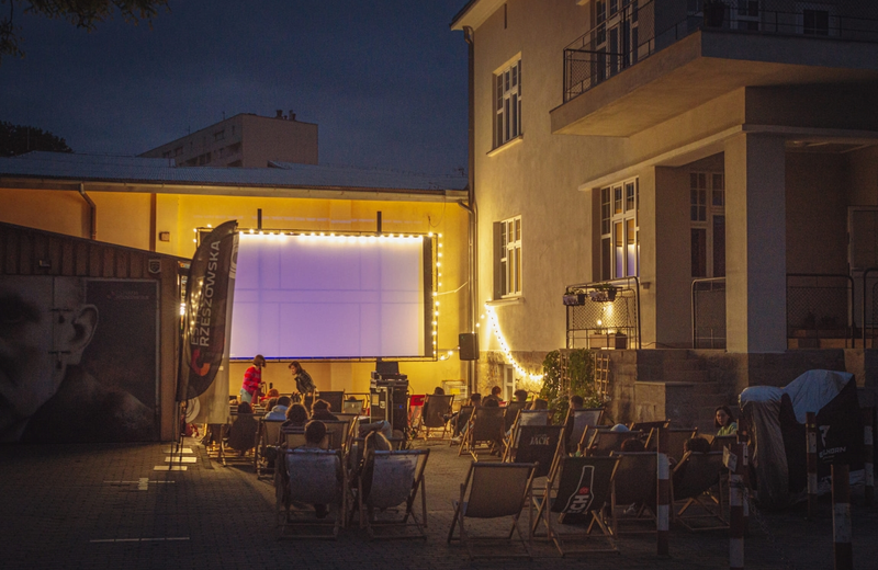 Plenerowa projekcja filmu "Lejdis" i dodatkowe atrakcje w centrum Rzeszowa