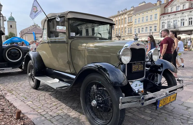 Zabytkowe pojazdy na rzeszowskim Rynku [ZDJĘCIA]