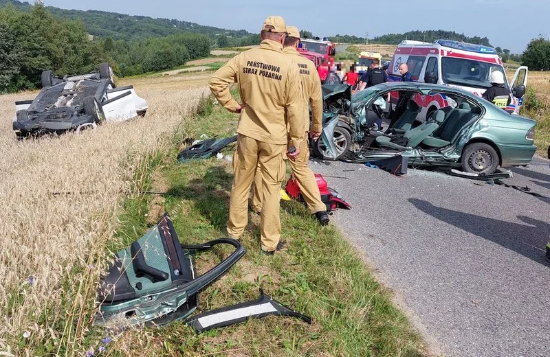 Czołowe zderzenie dwóch bmw. 1 osoba nie żyje, 4 trafiły do szpitala