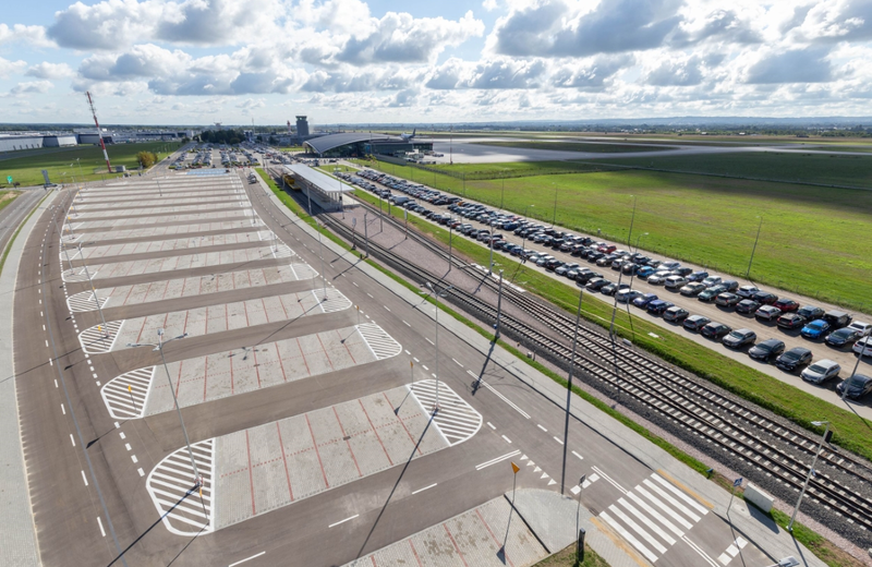 Nowy parking przy lotnisku w Jasionce już otwarty