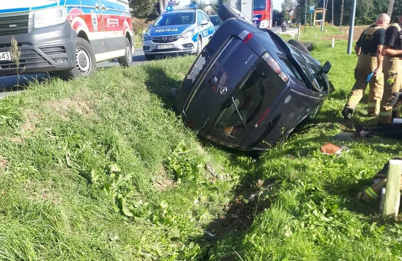 Tragiczny wypadek w Tryńczy. Dachował opel, kierowca nie żyje