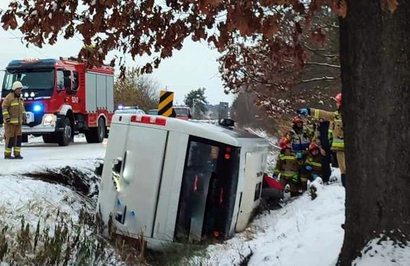 Wypadek szkolnego busa w powiecie mieleckim. 4 osoby trafiły do szpitala