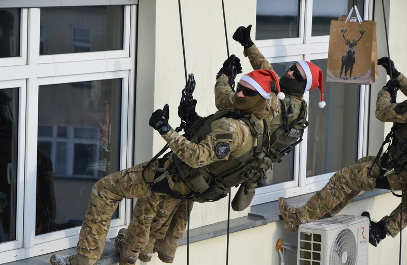 Rzeszowscy &quot;komandosi&quot; w szpitalu przy Lwowskiej. Obdarowali dzieci prezentami