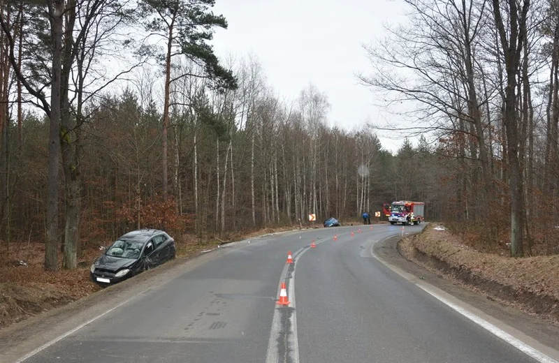 Wypadek na DW877 w Dąbrówkach. Dwie osoby w szpitalu 