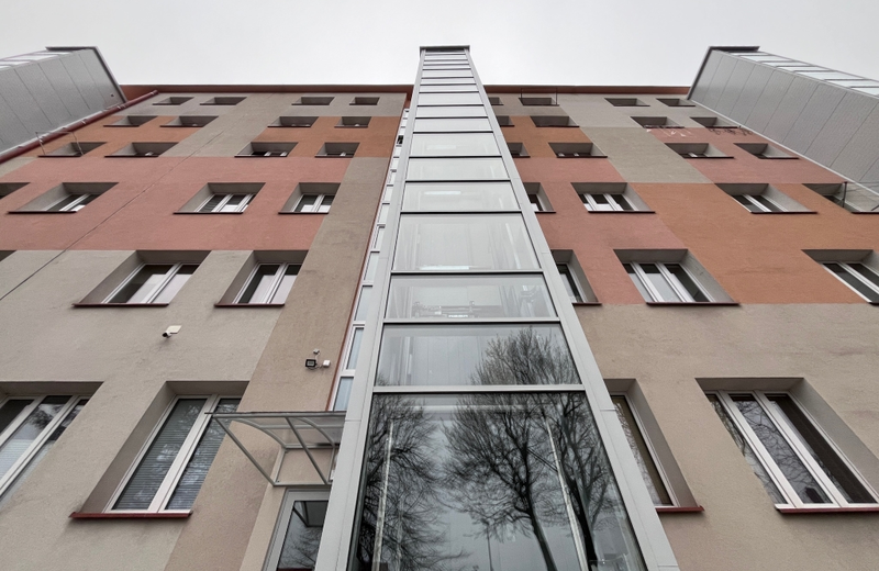 W starym bloku przy ul. Hetmańskiej dobudowano zewnętrzne windy