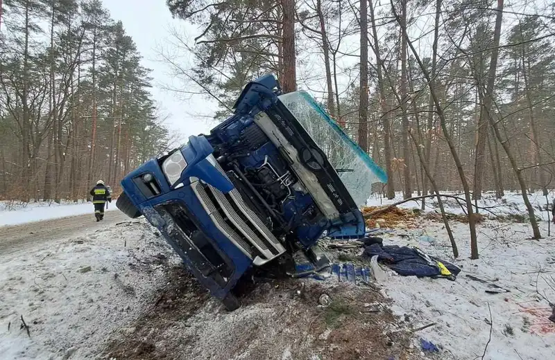 Tragiczny wypadek w pow. przeworskim. Tir zmasakrowany, kierowca nie przeżył