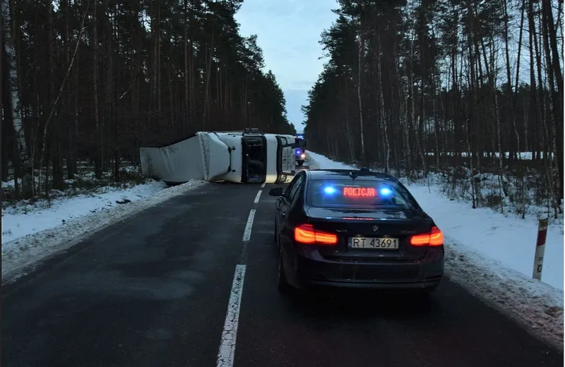 Zablokował drogę wojewódzką na 8 godzin. Kierowca tira był pod wpływem alkoholu