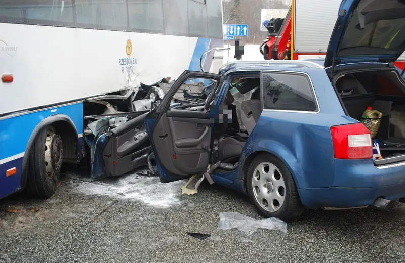 Zderzenie autobusu MKS z audi w Świlczy. 6 osób rannych