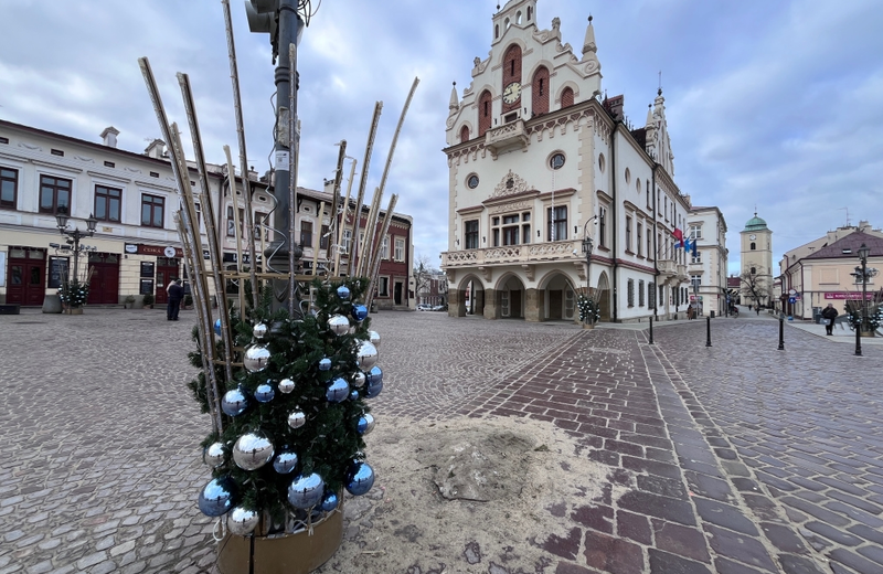 W Rzeszowie trwa demontaż iluminacji świątecznych