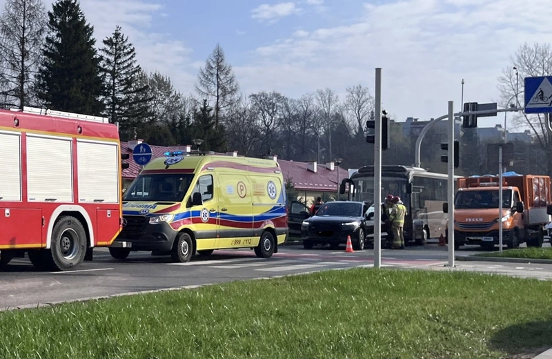 Poranny wypadek na ul. Lwowskiej. Autobus zderzył się z osobówką