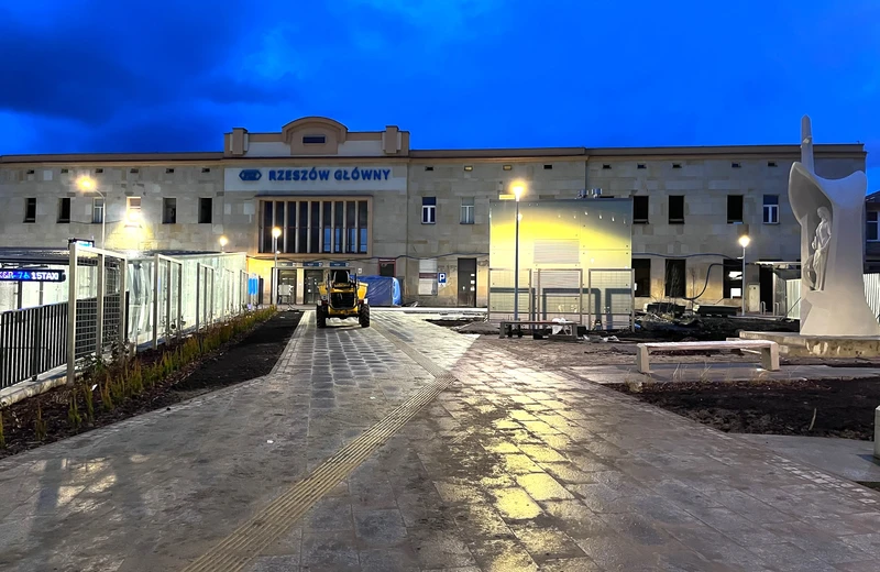 Rzeszowskie Centrum Komunikacyjne. Ile jeszcze potrwa przebudowa budynku dworca PKP?