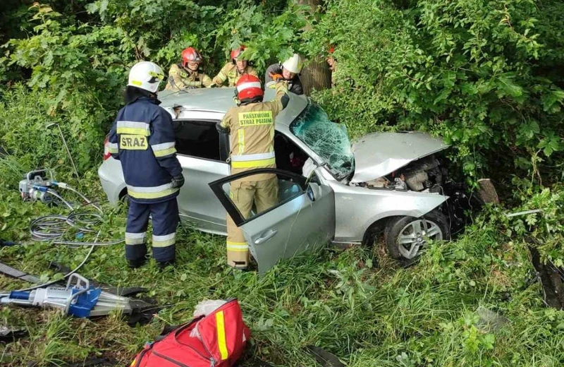 Wypadek na DW870 w Leżachowie. Jedna osoba w szpitalu