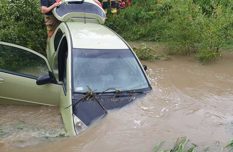Tragiczny wypadek w Hoszowie. Auto porwała woda, kierowca nie przeżył