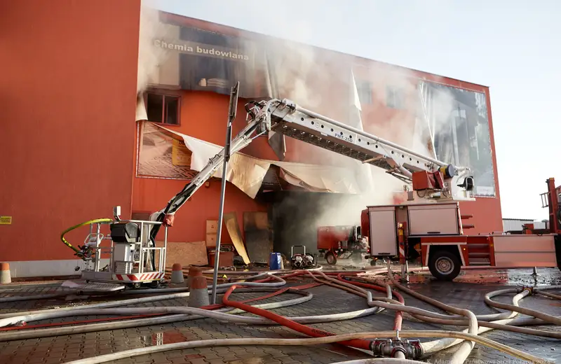 Pożar marketu budowlanego w Krośnie. Akcja strażaków trwa już kilkadziesiąt godzin, utrudnienia w ruchu
