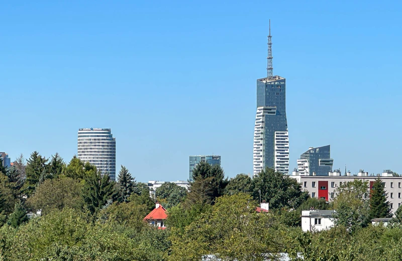 Iglica na budynku Olszynki Park zamontowana [ZDJĘCIA]