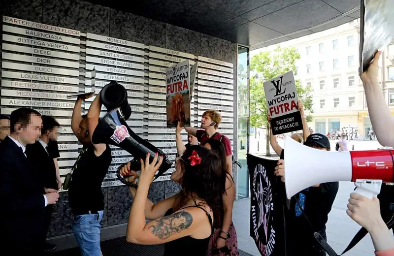 Protest aktywistów przeciwko branży futrzarskiej na rzeszowskim rynku