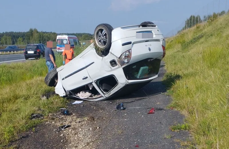 Dachowanie renault clio w Kamieniu. Kierowca uciekał przed policją