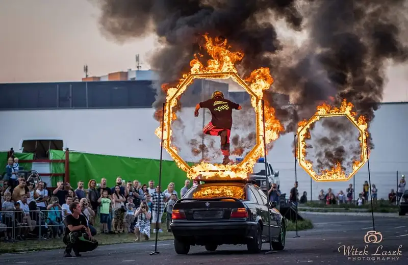 Kaskaderskie show na parkingu rzeszowskiego hipermarketu